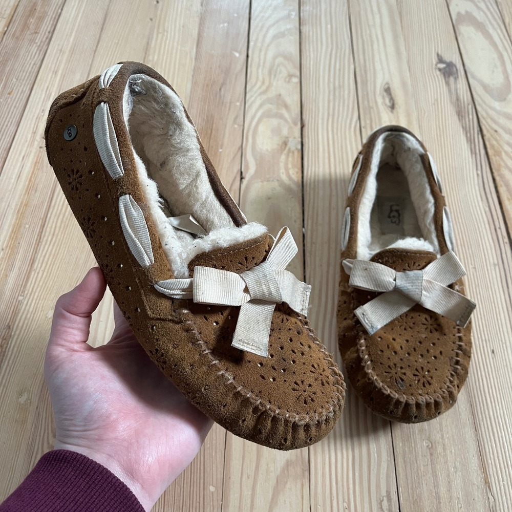 UGG Dakota Perforated Suede Tan Moccasin Slippers Chestnut Floral‎ Bow Womens 6